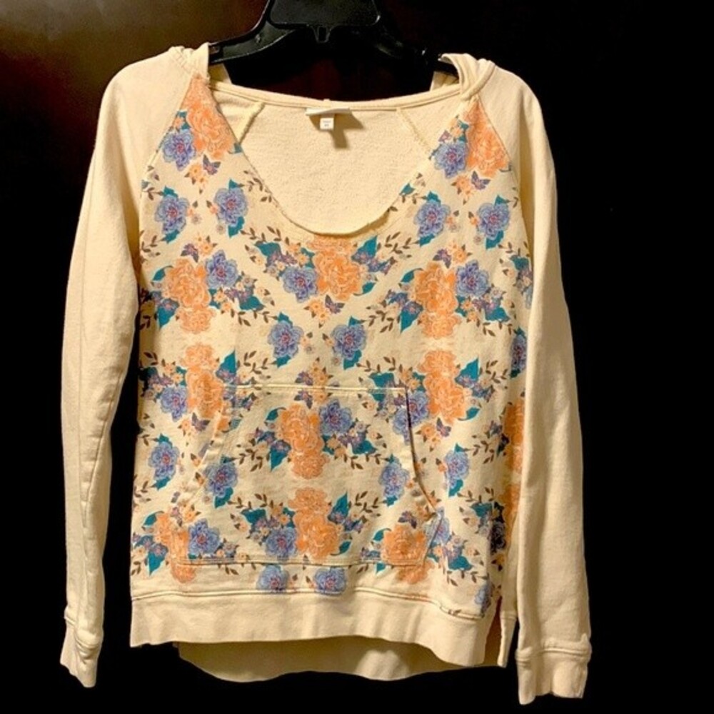 Women’s sweatshirt by‎ SHYANNE. Size medium- front pocket, scoop neck.